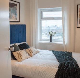 Leeds Apartment | Spacious & Modern 8-Bed Home - Sleeps 13 - Parking