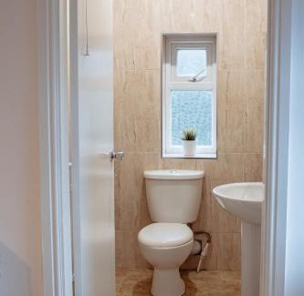 Leeds Apartment | Spacious & Modern 8-Bed Home - Sleeps 13 - Parking