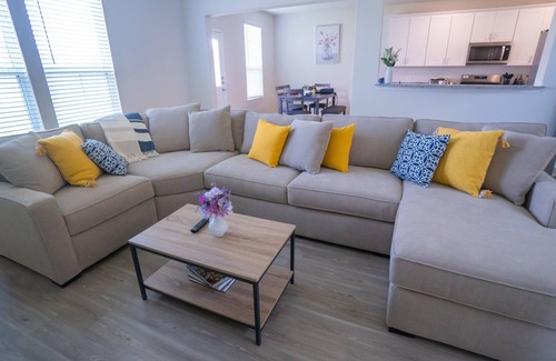 Barker House | Spacious, modern and cozy home; easy access to freeways, schools, and offices.