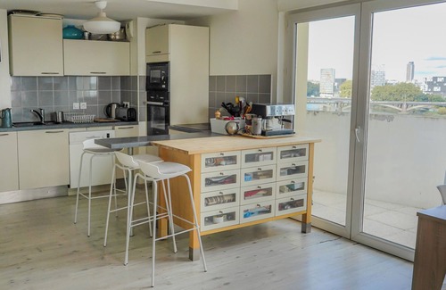 Ile Beaulieu Apartment | Spacious modern apartment with view of the Loire