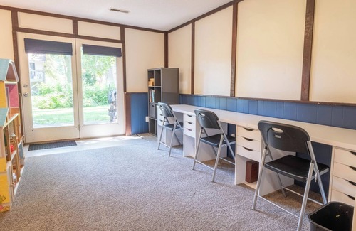 Champaign House | Spacious Modern Bi-Level: Ideal for Groups
