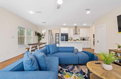 West Dallas House | Spacious Modern Chic 5BR Home in Dallas - 9 Beds!