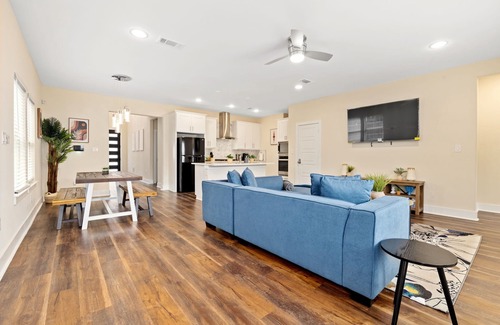 West Dallas House | Spacious Modern Chic 5BR Home in Dallas - 9 Beds!