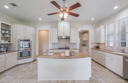 Katy House | Spacious & Modern Family Oasis