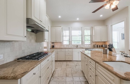 Katy House | Spacious & Modern Family Oasis