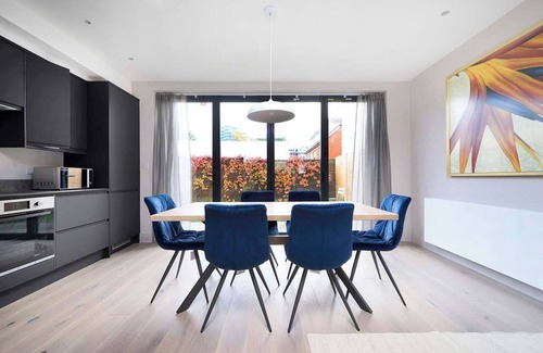 Brooklands House | Spacious Modern Retreat in Greater London