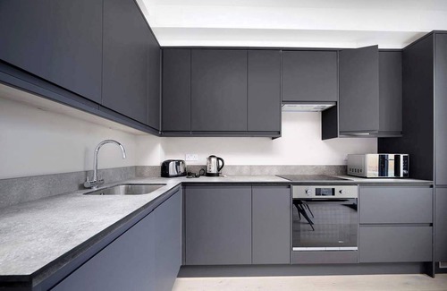 Brooklands House | Spacious Modern Retreat in Greater London