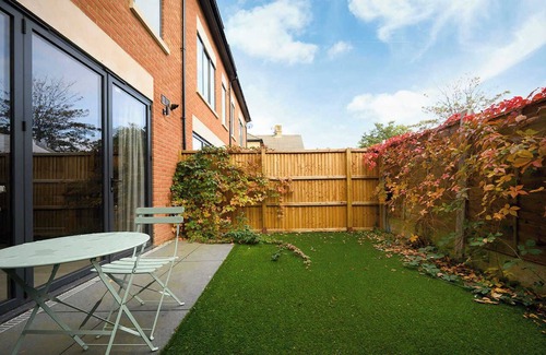 Brooklands House | Spacious Modern Retreat in Greater London