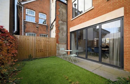 Brooklands House | Spacious Modern Retreat in Greater London