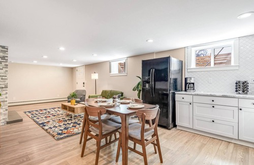 Sloan Lake Apartment | Spacious Modern | Groups |Family |Sloans lake