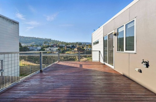 Geilston Bay Apartment | Spacious Modern Home