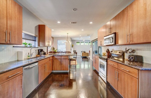 Govalle House | Spacious Modern Home on East 9th St - Walkable Downtown