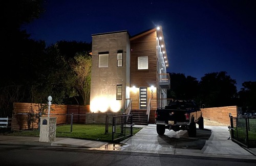 San Marcos House | Spacious modern home , close to rivers , Austin, San Antonio & Wineries