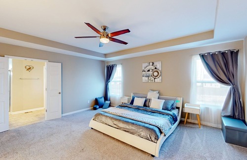 Columbus House | Spacious & modern home with office, enclosed backyard, & W/D - dog-friendly