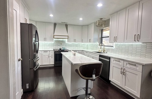 Garland House | Spacious Modern House with Outdoors for Solo Family & Group Friendly in DFW