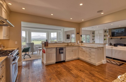 Lake Placid House | Spacious Modern Luxury, Mtn Views, Short Walk to Lake & Downtown - Dog Friendly!