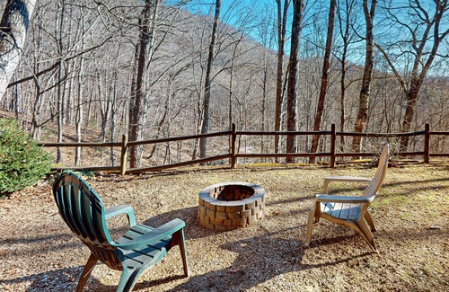 Bryson City Cottage | Spacious Modern Mountain View Cottage with a game room and hot tub