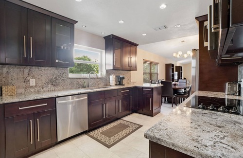 Sun Bay South House | Spacious & Modern - Private Hideaway - Central