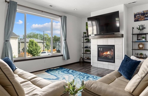 Highline House | Spacious Modern Quiet Home Minutes From Sea-Tac! (Pet-Friendly!)