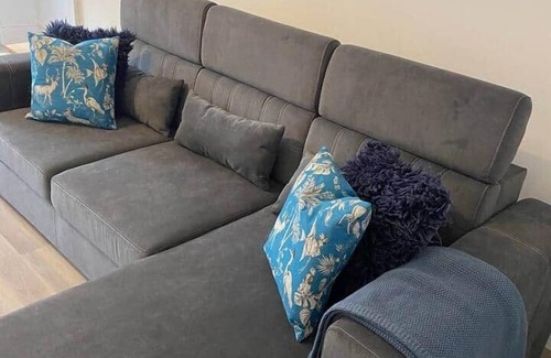 Paisley Apartment | Spacious modern sleeps 5 above live music pub
