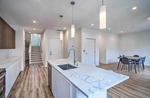 Durham House | Spacious & Modern Townhome 6 Mi to Duke!