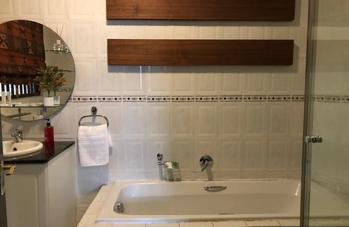 Bedfordview House | Spacious & Modern Unit ll Close to OR Tambo ll Quiet & Safe