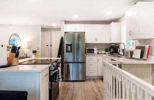 Bryn Mawr-Skyway House | Spacious/Modern Upper Unit, 3BR 2BA, Near Airport
