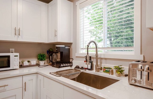 Bryn Mawr-Skyway House | Spacious/Modern Upper Unit, 3BR 2BA, Near Airport