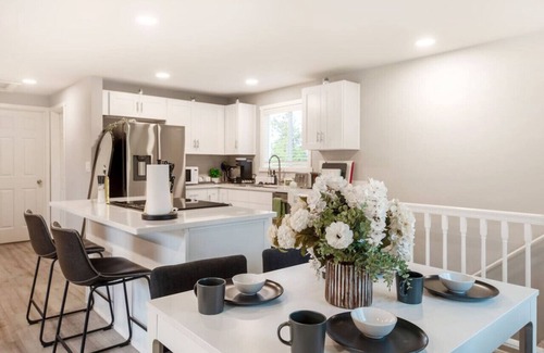 Bryn Mawr-Skyway House | Spacious/Modern Upper Unit, 3BR 2BA, Near Airport