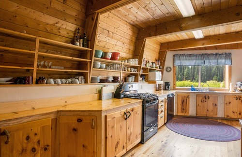 Lazy Acres Cabin | Spacious Mountain Cabin-8 min from Yellowstone Nat. Park On Private w/ View