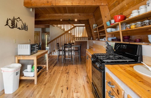 Lazy Acres Cabin | Spacious Mountain Cabin-8 min from Yellowstone Nat. Park On Private w/ View