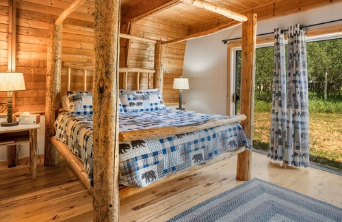 Lazy Acres Cabin | Spacious Mountain Cabin-8 min from Yellowstone Nat. Park On Private w/ View