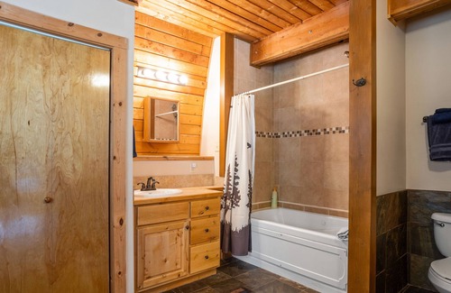 Lazy Acres Cabin | Spacious Mountain Cabin-8 min from Yellowstone Nat. Park On Private w/ View
