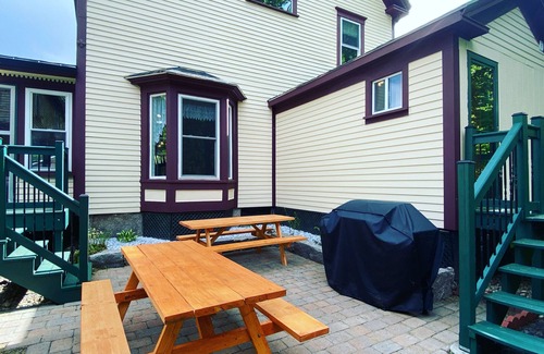 Bartlett House | Spacious Mountain Retreat, central location, great for Groups, Sleeps 14