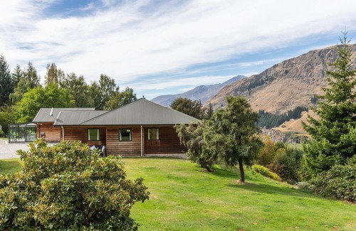 Arthur's Point House | Spacious Mountain View Home Close To Coronet Peak