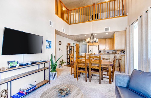 Kimball Junction Condo | Spacious mountain-view condo with fireplace, shared pool, hot tub & fitness room