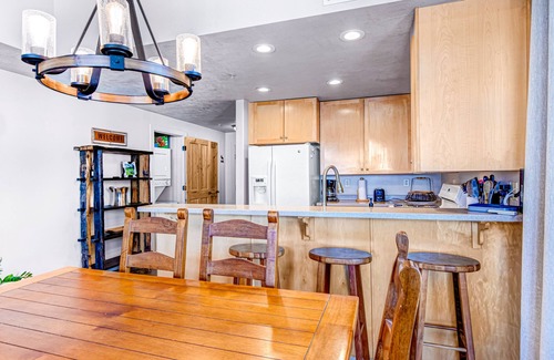 Kimball Junction Condo | Spacious mountain-view condo with fireplace, shared pool, hot tub & fitness room