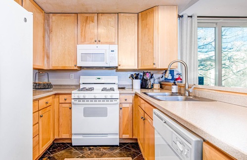 Kimball Junction Condo | Spacious mountain-view condo with fireplace, shared pool, hot tub & fitness room