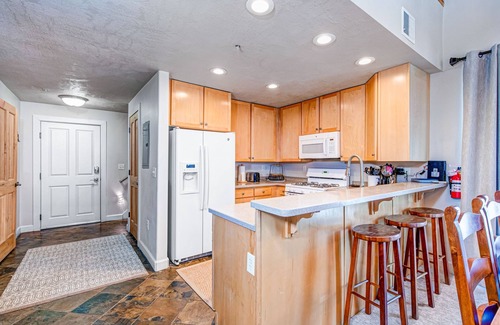 Kimball Junction Condo | Spacious mountain-view condo with fireplace, shared pool, hot tub & fitness room