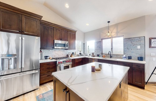 Granby House | Spacious mountain view home with gas fireplace, hot tub, & balcony