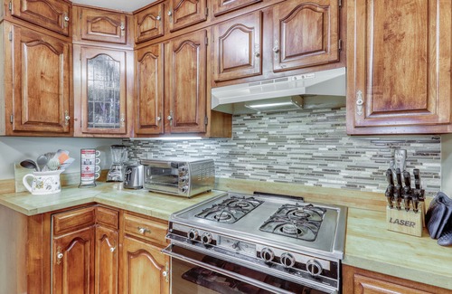 Warren Condo | Spacious mountain view condo with library & gas fireplace - near skiing