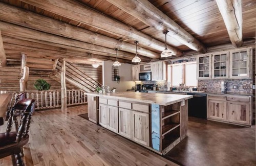 Viola Cabin | Spacious Multi-family Log Home with Sauna