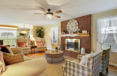 Murphy House | Spacious Murphy Home with Game Room and Fire Pit!