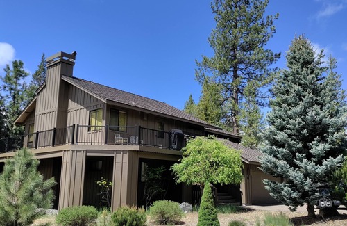 Sunriver House | Spacious N. Sunriver home w/hot tub, A/C, bikes