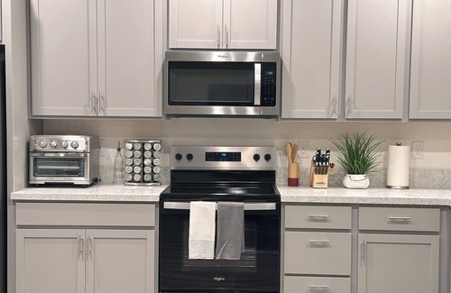 Elk Grove House | Spacious New 4-bedroom Family Friendly House in Elk Grove with WiFi and Parking
