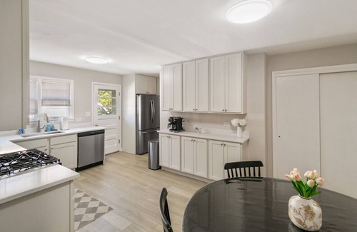 Waukegan Apartment | Spacious New 5 Bed Family Retreat Near Naval Base!
