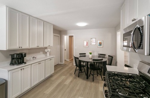 Waukegan Apartment | Spacious New 5 Bed Family Retreat Near Naval Base!