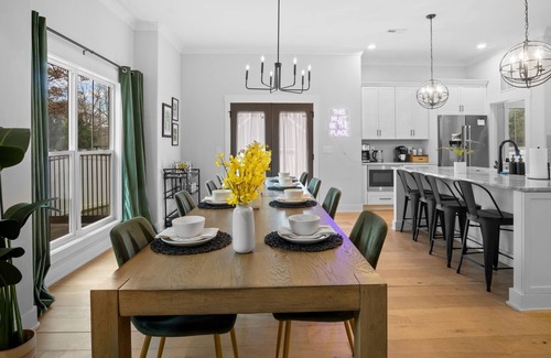 Charlotte House | Spacious New 5-bedroom house in tranquil Charlotte with backyard