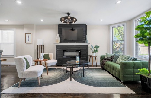 Chicago House | Spacious/New Home - 8BD/4BTH - Sleeps 16 + Garage!