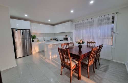 Sunshine North House | Spacious & Newly Home 15min to Airport& CBD. Free Parking/WI-FI. Sunshine North